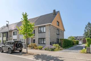 Welkom in deze goed onderhouden woning. De woning is gelegen op een rustige straat en heeft 5 slaapkamers.Bij binnenkomst komen we eerst in de...