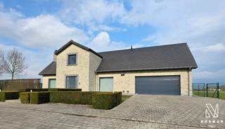 Met een bewoonbare oppervlakte van meer dan 350m² op een domein van 10.217m² geniet je hier werkelijk van een zee van ruimte en zeer veel privacy.We...