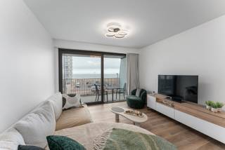 In het prestigieuze gebouw The Crystal Residence in de Troonstraat 226 te Oostende bevindt zich dit modern en luxueus afgewerkt appartement met prachtig zeezicht. Gelegen op de derde verdieping van deze recente residentie combineert dit appartement hedendaagse elegantie met een unieke kustervaring, vlak bij de zeedijk, het centrum, winkels en openbaar vervoer.<br /><br />Het appartement beschikt over een ruime, lichtrijke leefruimte met toegang tot het grote terras, waar je kan genieten van een schitterend uitzicht op zee. De open, volledig ingerichte keuken is uitgerust met moderne toestellen en vormt samen met de woonkamer een aangename leefruimte. Vanuit zowel de leefruimte als de slaapkamer heb je rechtstreeks zicht op zee.<br /><br />De slaapkamer biedt eveneens toegang tot het terras. Indien gewenst kan kan er een tweede slaapkamer gemaakt waar er momenteel een dressing is voorzien. <br />Verder is er een stijlvolle badkamer met inloopdouche en lavabo, een apart toilet en een praktische technische berging.<br /><br />Het gebouw beschikt over een gemeenschappelijk zwembad, een extra troef voor wie houdt van ontspanning en comfort.<br /><br />Belangrijkste troeven:
<ul>
	<li>Terras met frontaal zeezicht</li>
	<li>Hedendaagse, instapklare afwerking</li>
	<li>Centrale ligging nabij dijk en centrum</li>
	<li>Mogelijkheid tot aankoop van een parkeerplaats in de residentie</li>
	<li>Praktisch:</li>
	<li>Bewoonbare oppervlakte: 64 m² + terras</li>
	<li>EPC: 105 kWh/(m² jaar) </li>
	<li>Verkoop onder BTW-stelsel in volle eigendom</li>
	<li>Een stijlvol appartement dat luxe, rust en zeezicht perfect weet te combineren.</li>
</ul>