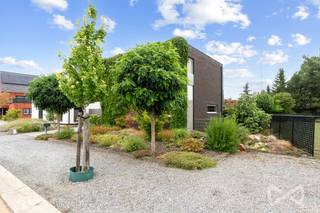 <p>Op zoek naar een instapklare woning in het centrum van Paal? Dan is deze woning in de Stijn Streuvelsstraat misschien wel wat u zoekt!<br />Deze verzorgde en instapklare gezinswoning uit 2010 is gelegen op een knap perceel van 502 m². Met een bewoonbare oppervlakte van 175 m² biedt deze vrijstaande woning heel wat ruimte en comfort. De combinatie van een praktische indeling, aangename buitenruimte en uitstekende energieprestaties maakt van deze woning een bijzonder interessante eigendom.<br /><br />Op het gelijkvloers komen we binnen in een fijne inkomhal die toegang biedt tot het gastentoilet, het bureau en de leefruimte. De woonkamer met open keuken vormt het gezellige hart van de woning. Dankzij de grote raampartijen geniet deze ruimte van een aangename lichtinval en een mooi zicht op de tuin. Verder is er nog een praktische wasplaats met doucheruimte.<br />Op de eerste verdieping bevinden zich drie volwaardige slaapkamers en een ruime badkamer. Vanuit de hal of de masterbedroom is er eveneens toegang tot het grote terras, een aangename plek om even te ontspannen en van de buitenlucht te genieten.<br />De woning is volledig onderkelderd wat zorgt voor heel wat extra bergruimte. De kelder biedt tal van mogelijkheden voor stockage, hobby's of het opbergen van spullen en materiaal. Dankzij de rechtstreekse toegang via een trap vanuit de tuin is deze ruimte bovendien bijzonder praktisch in gebruik.<br />Ook de buitenruimte is een aangename meerwaarde. De volledig omheinde tuin biedt voldoende plaats om heerlijk te genieten van het buitenleven. Het recent aangelegde terras sluit mooi aan bij de woning en vormt een ideale plek voor gezellige momenten met familie en vrienden. Daarnaast is er een zeer ruime fietsenstalling aanwezig.<br /><br />De woning verkeert in een verzorgde en instapklare staat en is voorzien van heel wat inbouwkasten en bureaus op maat. Ook op energetisch vlak is dit een woning die volledig klaar is voor de toekomst. Met een uitstekend EPC-label A, 18 zonnepanelen en een thuisbatterij beschikt de woning over een bijzonder energiezuinige installatie. De aanwezige airconditioning zorgt bovendien voor extra comfort tijdens warme zomerdagen.<br /><br />De woning is gelegen in het centrum van Paal op een bijzonder centrale locatie. Winkels, scholen, horeca, sportfaciliteiten en andere dagelijkse voorzieningen bevinden zich allemaal op wandelafstand. Belangrijke verbindingswegen en de E313 zorgen voor een uitstekende verbinding met omliggende gemeenten en steden en een vlot woon-werkverkeer.<br /><br />Kortom, een instapklare en energiezuinige gezinswoning die dankzij haar praktische indeling, aangename buitenruimte en centrale ligging in Paal alles in huis heeft voor comfortabel wonen!<br /><br /><strong>Stijn Streuvelsstraat 24 – 3583 Paal<br /></strong>Interesse of een bezoek plannen? Contacteer Roos voor een afspraak op 0467 68 97 80.<br /><strong>We Invest Demervallei Paal</strong><br /><em>Vastgoed Anders Bekeken</em></p>