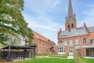 <strong>Unieke appartement in en rond de oude Pastorij aan het Kerkplein in Turnhout</strong><br /><br />Zeer gunstig gelegen aan het rustige Kerkplein in Turnhout, in de onmiddellijke omgeving van winkels, scholen, openbaar vervoer en het station.<br /><br />Dit appartement op de tweede verdieping werd volledig en degelijk afgewerkt met behoud van enkele mooie authentieke elementen die dit project een statige uitstraling geven. Binnenhuisarchitecte Britt Van Namen staat voor de stijlvolle en tijdloze gekozen afwerking.<br /><br />Via de statige inkomhal komen we terecht in dit achteraan gelegen appartement met een zeer hoog en open gebinte dat de woonkamer op parketvloer direct heel wat uitstraling geeft.<br /><br />Achteraan wordt een gemeenschappelijke tuin voorzien op het zuiden, alsook een gezamenlijke fietsstalling. Enkel te bereiken door een prachtige inkompoort.<br /><br />Geen ondergrondse staanplaatsen en geen lift aanwezig zodat de maandelijkse lasten lager zijn dan normaal.<br /><br />Te voet, met de fiets of openbaar vervoer kan u direct overal geraken. <br /><br />Voor meer informatie of een bezoek ter plaatse contacteer ons via 014/70 73 23 of via info@dilegno.immo