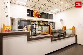 Handelszaak met heel veel potentieel!<br /><br />Deze zeer goed draaiende broodjeszaak, gelegen vlakbij het Erasmusziekenhuis, is over te nemen (handelsfonds + locatie). Het ligt in de galerij net voor de ingang van het ziekenhuis, eveneens goed en snel te bereiken via de overdekte parking. Er zijn tal van andere handelszaken aanwezig in de galerij. Het zorgt elke dag voor ontzettend veel bezoekers. <br /><br />Extra troeven :<br />- Door de jarenlange goede zorgen van de eigenaars is Le Nouveau Matin uitgegroeid tot een zeer gerenommeerde naam ver buiten de site van het Erasmus ziekenhuis zelf.<br />- Mede door het gebruik van dagverse producten werd er een vast cliënteel opgebouwd. Buiten de broodjes zijn er tal van andere zaken te verkrijgen. <br />- De passage aan de zaak is enorm. Vanaf 8h 's ochtends tot ver in de namiddag lopen voorbijgangers continu langs.<br />- Door de zonnepanelen op de galerij geniet je mee van een verlaagd energie verbruik.<br />- Ook de campus van de universiteit ligt vlakbij. Welke steeds zorgt voor een klanten toestroom. <br />- De Metrohalte Erasme is vlakbij<br />- Ondanks de zaak momenteel uitgebaat wordt als broodjeszaak, zijn er tal van andere mogelijkheden ter invulling van de handelszaak. <br />- In onderling overleg en indien gewenst kunnen de huidige uitbaters nog een periode inspringen in de zaak om een goede en vlotte overgang te voorzien.<br /><br /><br />De huurprijs bedraagt momenteel 1230 EUR per maand en wordt mee overgedragen. <br /><br />Maak snel een afspraak ter plaatse om deze unieke opportuniteit te bespreken. <br /><br />Bel Top Vastgoed voor een bezoek op 0475 700 700.