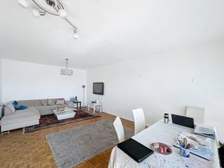 GANSHOREN, op een steenworp afstand van het moeras van Ganshoren, dicht bij alle voorzieningen, prachtig appartement met 3 slaapkamers gelegen op de 7e verdieping van een gebouw met een vrij uitzicht op de basiliek en het Atomium. Het appartement is als volgt ingedeeld: inkomhal, woonkamer van ± 30 m² met toegang tot een terras van ± 11 m² op het oosten, volledig ingerichte open keuken (oven, kookplaten, afzuigkap, koelkast, diepvriezer, vaatwasser), 3 slaapkamers (± 9 m², ± 11,5 m² en ± 13,5 m²), apart toilet, badkamer (douche en bad), berging. Alle oppervlakten zijn bij benadering. Raming servicekosten: 200 €/maand (gemeenschappelijke kosten + warm water, koud water en verwarming + conciërgedienst). EPB: D-, 39 kg/(m²/jaar). Beschikbaar vanaf 01/10/2026.