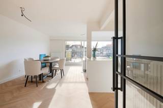 <p>Ontdek dit prachtige, volledig gerenoveerde appartement gelegen in een kleinschalig gebouw pal in het centrum van Mortsel, op wandelafstand van het Fort van Mortsel. Dit appartement werd recent tot in de puntjes vernieuwd met kwalitatieve materialen en een hedendaagse afwerking:</p>
<ul>
<li>
<p>Stijlvolle <strong>visgraat</strong> parketvloer die warmte en karakter uitstraalt.</p>
</li>
<li>
<p>Keuken in notelaar en afgewerkt met een keramisch keukenblad in marmerlook met moderne toestellen en strakke lijnen.</p>
</li>
<li>
<p>Nieuwe ramen, deuren, elektriciteit en sanitair, alles klaar voor zorgeloos wooncomfort.</p>
</li>
<li><strong>EPC A</strong></li>
</ul>
<h3>Indeling</h3>
<ul>
<li>
<p>Lichtrijke leefruimte met grote raampartijen.</p>
</li>
<li>
<p>Moderne open keuken in marmerlook en warme houttint.</p>
</li>
<li>
<p>2 volwaardige slaapkamers.</p>
</li>
<li>
<p>Vernieuwde badkamer met eigentijdse afwerking.</p>
</li>
<li>
<p>Apart toilet.</p>
</li>
<li>
<p>Eigen berging in het appartement</p>
</li>
</ul>
<p>Dit appartement combineert modern comfort met sfeervolle elegantie in centrale en levendige omgeving.</p>
<br /><br /><strong><br /></strong>