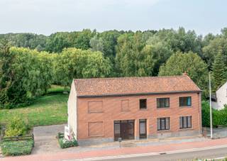 <p>Deze landelijke woning in Sint-Anna-Pede is gelegen op een prachtig perceel van 19a15 en biedt een unieke combinatie van rust, ruimte en karakter. Op korte afstand van het pittoreske dorpscentrum geniet je hier van een uitzonderlijk groene omgeving met open zichten op de omliggende velden, ideaal voor wie houdt van landelijk wonen met privacy.</p><p>Bij het betreden van de woning word je verwelkomd in een ruime inkomhal die toegang geeft tot de verschillende leefruimtes. De lichtrijke woonkamer vormt het hart van de woning en biedt een prachtig uitzicht op het landschap, wat zorgt voor een aangename en ontspannen woonbeleving. Aansluitend bevindt zich een geïnstalleerde Bulthaup keuken, ideaal voor wie graag kookt in een kwalitatieve en functionele ruimte. Op het gelijkvloers is eveneens een badkamer aanwezig, uitgerust met een ligbad.</p><p>De woning beschikt daarnaast over een dubbele garage met rechtstreekse toegang tot de kelder, wat zorgt voor extra opslag- en gebruiksgemak. Een praktische wasberging sluit aan op de oude hooizolder en biedt bijkomende functionele ruimte.</p><p></p><p>Op de eerste verdieping bevindt zich een nachthal die toegang geeft tot twee ruime slaapkamers en een extra kamer die perfect kan dienen als dressing of bureau. Vanuit de tweede slaapkamer bereik je de voormalige hooizolder, een bijzonder grote ruimte die uit twee niveaus bestaat. Deze biedt een uitzonderlijk potentieel om 3 tot 4 extra kamers te creëren, wat deze woning uiterst geschikt maakt voor grotere gezinnen of wie nood heeft aan extra hobby- of werkruimtes.</p><p>De woning combineert het beste van twee werelden: een rustige landelijke ligging in een groene omgeving en toch een vlotte bereikbaarheid naar het centrum van Sint-Anna-Pede en omliggende voorzieningen.</p><p>Deze woning is ideaal voor wie ruimte, natuur en mogelijkheden weet te waarderen. Contacteer ons vandaag nog voor een bezoek en ontdek het potentieel van deze unieke eigendom.</p><p>EPC: 606 kWh/m²<br />Elektriciteit niet conform</p>