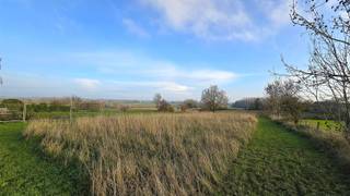 Sublime terrain à bâtir avec de magnifiques vues lointaines sur le vaste paysage du Pays des Collines, véritable paradis pour les randonneurs,...
