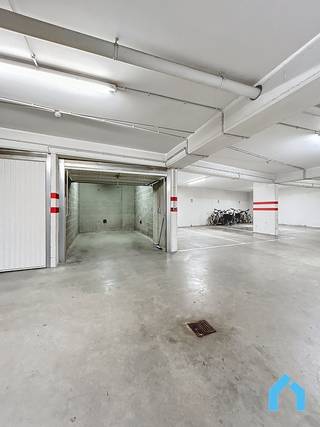 Een ruime garagebox op verdieping -2, ideaal voor uw wagen en/of extra opslag. Veilig, praktisch en makkelijk bereikbaar. Een echte meerwaarde voor...