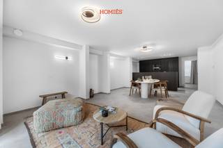 Wij stellen u graag dit charmante appartement voor op de Bondgenotenlaan in Leuven, gelegen in een historisch gebouw met slechts 8 entiteiten. Het pand werd met veel zorg gerenoveerd, met behoud van het authentieke karakter en een stijlvolle gemeenschappelijke inkomhal met originele details. Dit appartement bevindt zich op de benedenverdieping en combineert comfort met een gezellige buitenruimte. U komt binnen in de leefruimte met open keuken, die praktisch is ingericht en mooi aansluit op het geheel. Daarnaast is er een apart gastentoilet, wat extra gemak biedt. Verder beschikt het appartement over één slaapkamer en een badkamer met douche, lavabo en toilet. Als extra troef geniet u van een gezellig terras, een zeldzame meerwaarde op deze locatie. Achteraan kan u bovendien gebruikmaken van de uitzonderlijk ruime gemeenschappelijke tuin. Kortom: een aangenaam appartement op een absolute topligging in Leuven, ideaal voor eigen bewoning of als interessante investering. Interesse? Contacteer ons via info@homies.be of 016 22 82 22.<br /> 