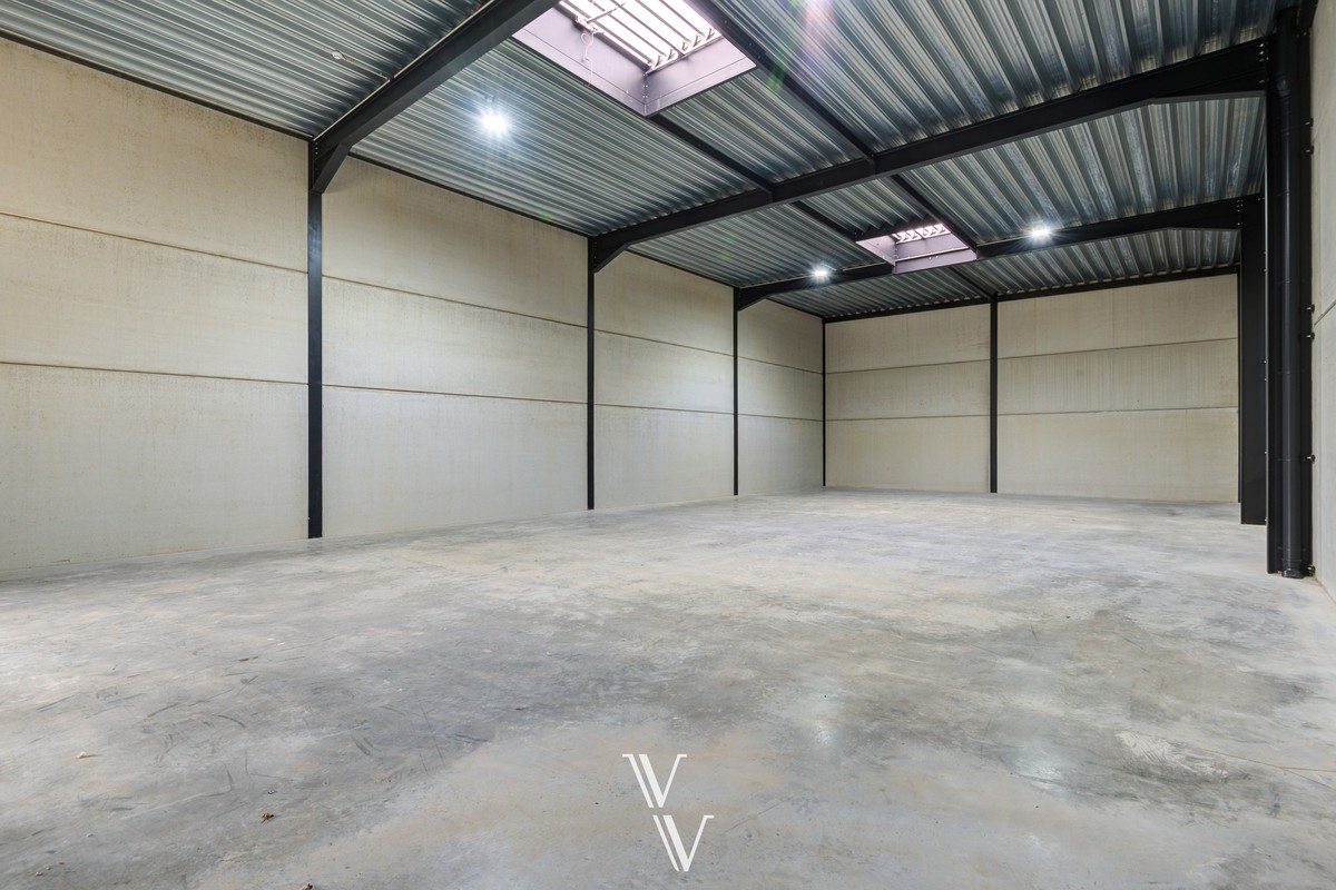 Commercial for rent in Emblem - photo 4