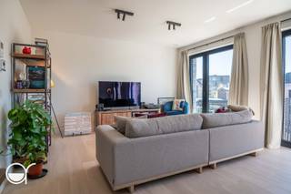 Dit stijlvolle appartement, gebouwd in 2019, bevindt zich op de derde verdieping van residentie Bords de Lys. Met een bewoonbare oppervlakte van 109 m² combineert het hedendaags comfort met een hoogwaardige afwerking en een doordachte indeling.<br />Via de inkomhal bereikt u de lichtrijke leefruimte met open keuken. De moderne keuken is volledig uitgerust met kwalitatieve Miele-toestellen, waaronder een oven, microgolfoven, vaatwasser, koelkast, diepvries, kookplaat en dampkap. Vanuit de leefruimte heeft u toegang tot het zonnige terras van 7 m², met aangenaam zicht op de binnentuin en zijdelings waterzicht. De leefruimte kan bovendien afgesloten worden met een stijlvolle glazen deur.<br />In de hal bevinden zich verder een gastentoilet en een praktische berging. De aansluitingen voor wasmachine en droogkast zijn discreet en netjes weggewerkt.<br />Via dezelfde hal bereikt u de drie slaapkamers. Twee slaapkamers hebben een oppervlakte van 10,8 m², de derde kamer is compacter en ideaal als kinderkamer, bureau of dressing. De grootste kamers zijn voorzien van ingemaakte kasten. Eén van de slaapkamers biedt directe toegang tot de badkamer, uitgerust met een ligbad met douchescherm, een dubbele lavabo en een toilet. Daarnaast is er nog een aparte douchekamer met inloopdouche en dubbele lavabo.<br />Ondergronds is een privatieve staanplaats beschikbaar, aan te kopen voor €35.000. De kelderberging is inbegrepen in de vraagprijs.<br /><br />Dit instapklare appartement is de ideale keuze voor wie op zoek is naar een recente, energiezuinige en kwalitatief afgewerkte woonst op een aantrekkelijke locatie.<br />Voor meer informatie of een bezoek, raadpleeg: https://ham47b301.rosseel.be/<br />Bij meerdere biedingen aan de vraagprijs behoudt de eigenaar zich het recht voor om de verkoopprocedure verder te zetten via een gesloten biedingssysteem.