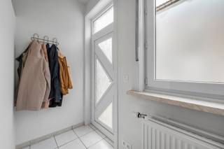 Deze aangename rijwoning geniet van een uitstekende ligging in het centrum van Kortenberg en biedt een mooie combinatie van comfort, ruimte en bereikbaarheid. De woning heeft een bewoonbare oppervlakte van 135 m² en beschikt over twee volledig afgewerkte slaapkamers. Daarnaast is er een ruime zolderverdieping die mits inrichting en afwerking perfect dienst kan doen als derde slaapkamer, hobbyruimte of thuiskantoor.<br />Op het gelijkvloers bevindt zich een living en een grote, volledig uitgeruste keuken met voldoende ruimte om comfortabel te koken en te tafelen. Verder is er een praktische bergruimte met aansluitingen voor wasmachine en droogkast, wat zorgt voor extra gebruiksgemak. De woning beschikt over één badkamer.<br />Achteraan geniet je van een mooi terras en een gezellig tuin. De woning heeft een EPC B zodat deze energiezuinig is. De elektriciteit is enkele jaren geleden volledig vernieuwd zodat deze conform en modern is. Deze woning is dan ook instapklaar. De ligging is zonder twijfel één van de grootste troeven van deze woning. Je woont midden in het centrum van Kortenberg, met winkels (Carrefour, Delhaize, Kruidvat, …) en dagelijkse voorzieningen zoals een slager en een bakker op wandelafstand. Ook een apotheek en dokter zijn op wandelafstand. Daarenboven bevinden zich ook meerdere restaurants, een groot park en het bos van Kortenberg vlakbij. Bovendien zijn er in de omgeving ook veel gratis parkeermogelijkheden. Daarnaast bevinden zich verschillende bushaltes in de buurt en is ook het station van Kortenberg op wandelafstand. Van het station bereik je Leuven in ongeveer 10 minuten en het centrum van Brussel in ongeveer 25 minuten met de trein. Voor gezinnen is er bovendien een crèche en een school op wandelafstand. Deze woning heeft dan ook een mobiscore van 8,6/10. Ook de mensen die liever de auto nemen, genieten van een uitstekende bereikbaarheid. De woning ligt op korte afstand van de op- en afrit van de E40, waardoor Leuven en Brussel vlot bereikbaar zijn.