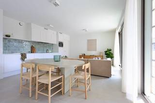 <strong>Laatste afgewerkte units beschikbaar – 6% btw mogelijk (onder voorwaarden).</strong><br /><br />Dit verzorgd afgewerkte appartement van <strong>81 m²</strong> met <strong>een overdekt terras van 16,3 m²</strong> bevindt zich in <strong>De Lesselier</strong>, een hedendaags woonproject binnen het Academisch Kwartier in het centrum van Lier.<br /><br />De ligging in een groene en autoluwe omgeving combineert rust met een uitstekende bereikbaarheid van winkels, horeca en het stadscentrum.<br /><br />De lichtrijke leefruimte sluit naadloos aan op de open keuken en geeft rechtstreeks uit op het ruime terras, een volwaardige buitenruimte die het wooncomfort versterkt.<br />Het appartement beschikt over twee volwaardige slaapkamers, ideaal voor een koppel, een klein gezin of een thuiskantoor.<br />Verder omvat de indeling een kwalitatief ingerichte badkamer, een apart toilet en een praktische berging, wat zorgt voor een efficiënte en functionele woonorganisatie.<br /><br />De Lesselier verenigt hedendaagse architectuur met het karakter van een historische site en staat garant voor duurzaam, discreet en kwalitatief wonen in een levendige stadsomgeving waar alles binnen handbereik ligt.<br /><br /><strong>2-slaapkamerappartementen zijn beschikbaar vanaf €385.000.</strong><br /><br /><strong>Interesse?</strong><br />Ontdek <strong>De Lesselier</strong> en contacteer ons via <strong>03 337 50 70</strong> of mail naar <strong>info@vbvastgoed.be</strong>.