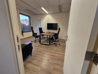 <p><span>Dit kantoor, gelegen aan Kolonel Bourgstraat 123, 1140 Evere, geniet van een praktische en vlot bereikbare ligging in een omgeving met een goede verbinding met het openbaar vervoer en in de nabijheid van winkels en andere voorzieningen.</span></p>
<p><span>Het pand biedt een geschikte omgeving voor uiteenlopende professionele activiteiten en heeft een interessant potentieel voor een zelfstandige, een onderneming of een investeerder. Daarnaast beschikt het over </span><strong><span>4 parkeerplaatsen</span></strong><span> en een </span><strong><span>archiefruimte van 15 m²</span></strong><span>, die extra parkeermogelijkheden en opslagruimte bieden.</span></p>
<p><strong><span>De verkoop wordt uitsluitend aangeboden via een share deal</span></strong><span>, waarbij de aandelen van de vennootschap die eigenaar is van het pand worden overgedragen, en dus niet het pand zelf rechtstreeks wordt verkocht.</span></p>
<p><span>Voor meer informatie of om een bezoek te regelen, kunt u gerust contact met ons opnemen.</span></p>