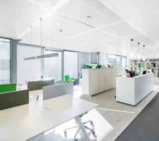 Kantoor te huur met ideale ligging in het hart van de Europese wijk. Talrijke faciliteiten in de onmiddellijke omgeving (winkels, bars, restaurants, fitnesscentrum, parkeergarage, enz.)<br />Gemakkelijk bereikbaar met het openbaar vervoer.<br />Parkeerplaats beschikbaar: €1.600/plaats/jaar