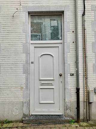 In het volle centrum (Vredeplein) vlakbij Station, scholen en winkelstraten dit knus huisje.<br />Een woonruimte met open ingerichte keuken.<br />Een badkamer met douchecabine.<br />In het eerste verdiep twee ruime slaapkamers en een derde in het zolder verdiep.<br /><br />✅ Dak vernieuwd + geïsoleerd.<br />✅ Dubbele beglazing.<br />✅ Centrale verwarming op aardgas.<br />✅ Geen abest aanwezig<br />✅ EPC label C<br />✅ Instapklaar<br /><br />Ideale starterswoning en/of investeringspand