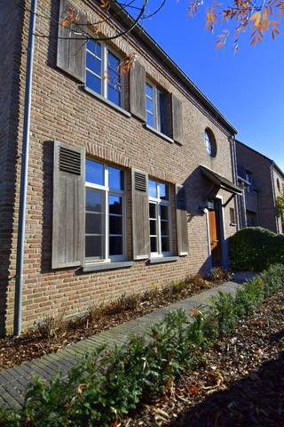 In een rustige en groene omgeving bevindt zich deze prachtige landelijke woning, waar hedendaags comfort en tijdloze charme hand in hand gaan.De...