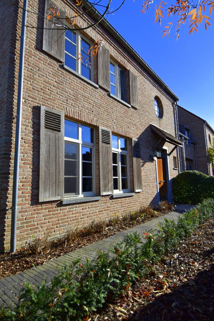 Charmante, gezinswoning in landelijke stijl met 5 slaapkamers, garage en zonnige tuin te koop in Bellegem - foto 2