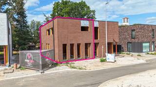 <p><span>Elke zondag welkom op ons kantoor van 10u-12u voor meer info over de nieuwbouwprojecten! <br /><br />Moderne nieuwbouwwoning in ruwbouw (HOB) met 3 slpks, zalig gelegen op een nieuwe verkaveling met een uitstekende bereikbaarheid naar winkels, scholen en de autosnelweg E313-E314!<br />Deze rustige gelegen half open bebouwing wordt opgetrokken in een lichte steen en bevindt zich op een perceel van 2.5 are met een zuidwestelijke oriëntatie.<br /><br /></span></p>
<p><span>De strakke blok heeft een bruto bewoonbare oppervlakte van 156 m² en is praktisch opgedeeld.<br />Er werd rekening gehouden met een grote leefruimte met achteraan een gezellige keukenruimte verbonden met een ruime berging.<br /><br /></span></p>
<p><span>Via de inkomhal met gastentoilet komt men in de living met aparte zithoek en eetkamer.<br />Vanuit de living vertrekt ook de trap naar boven. Langs de keuken bevindt er zich een praktische berging. Door de grote ramen is er een uitstekende lichtinval.<br />Op de eerste verdieping zijn er 3 slaapkamers ( waarvan 1 met dressing), een technische berging, een apart toilet en een badkamer.<br /><br /></span></p>
<p><span>Deze ruwbouwwoning wordt </span>opgeleverd met een vlak getrokken perceel dat onmiddellijke aanplanting toelaat.<br /><br /></p>
<p><span>De Simone Reyndersstraat is een jonge verkaveling waar rust en wonen hand in hand gaan.<br /></span>Boekt staat gekend als een rustig gedeelte van Heusden-Zolder met als grote troef de uitstekende bereikbaarheid van de autosnelweg richting Verkeerswisselaar E313-E314 = “Het Klaverblad”.<br />Als extraatje vertrekt men vanuit hier te voet richting natuur voor ene prachtige boswandeling en heeft men ook nog een echte warme bakker in de buurt!<br /><br /></p>
<p>Deze compacte woningen zijn ideaal als starterswoningen : ook een school ligt gewoon om de hoek.<br />De woningen worden verkocht onder 12% schrijfgeld op de grond en 21% op de constructie!<br /><br /></p>
<p>Samenwerken met deze bouwheer is kiezen voor zekerheid en duidelijke afspraken; voor de snelle beslissers zijn aanpassingen binnen nog mogelijk.</p>
<p></p>
<p>GELIJKVLOERS : inkomhal, gastentoilet, leefruimte met trap naar boven, eetkamer, keuken, grote berging<br />EERSTE VERDIEPING : nachthal, 3 slaapkamers ( waarvan 1 met dressing) , badkamer, berging, apart toilet<br />TUIN: aan te leggen</p>
<p></p>
<p><span>Pluspunten:</span></p>
<p><span>-zeer rustige verkaveling, gelegen op het einde = doodlopend<br />-strakke en moderne stijl!<br />-zeer degelijke bouw<br />-156 m²<br />-aangename leefruimte- grote berging<br />-3 slaapkamers (waarvan 1 met dressing)<br />-goede ligging<br />-bij de autosnelweg alsook bij natuur en bos!<br />-grondwaarde aan 12%, enkel constructie onder 21%BTW<br />-regenwaterput en wadi</span></p>
<p><span>Voor een afspraak of meer info, bel ons op 078/78.78.70, of kom gewoon binnen op ons kantoor. Steeds welkom!</span></p>