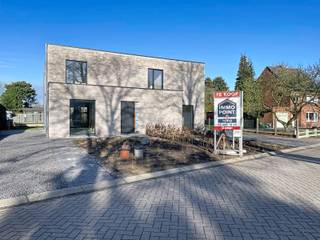 Wonen in Pulle (Zandhoven) in een landelijke sfeer. Op een steenworp van wandelwegen en bosrijke paden.Deze 2 aparte (halfopen) woningen zijn gebouwd...