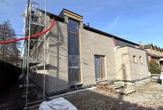 Vlakbij het stadscentrum is deze nieuwbouwwoning te koop, gelegen in een mooie woonbuurt op wandelafstand van het stadspark en het winkelcentrum T-Forum.<br /><br />De woning wordt Casco Plus opgeleverd. Dat wil zeggen: alle grote werken zijn al gebeurd, en jij werkt nog af naar eigen smaak. <br />De bewoonbare oppervlakte bedraagt 168m² + 30m² zolder.<br /><br />Reeds uitgevoerd en inbegrepen: <br />- volledige ruwbouw; <br />- pleisterwerken en chapewerken; <br />- vloer- en muurisolatie; <br />- aluminium ramen met thermoprofielen en energiezuinige beglazing; <br />- vloerverwarming met warmtepomp lucht/water (Vaillant); <br />- elektrische installatie afgewerkt; <br />- zonnepanelen voorzien; <br />- ventilatiesysteem aanwezig.<br /><br />Nog af te werken door de koper: <br />- vloerafwerking (tegels, parket, …); <br />- keuken; <br />- badkamer; <br />- binnendeuren en bezetting trap.<br /><br />Creëer op korte tijd een instapklare woning volledig volgens jouw stijl.<br /><br />Indeling gelijkvloers:<br />x je komt binnen in de inkomhal met toegang tot het gastentoilet; <br />x vooraan een extra ruimte voor bv. bureau, hobbykamer of speelruimte; <br />x ruime leefruimte die mooi aansluit op de open keuken; <br />x achteraan een groot schuifraam en buitendeur naar terras en tuin.<br />x naast de keuken is er een praktische wasplaats/berging.<br /><br />Verdieping: <br />x 3 ruime slaapkamers, <br />x technische ruimte met berging, <br />x badkamer voorzien voor bad, douche en toilet.<br /><br />Zolder: 30m² extra zolderruimte, ideaal voor stockage/berging. <br /><br />INTERESSE? Bel ons voor een bezichtiging op het nummer 012 23 00 23 of mail uw vragen aan roland@immo-leroi.be.