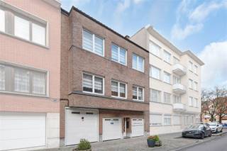 Bent u op zoek naar een opbrengstpand in perfecte staat?Dan kunnen wij u deze woning aanbieden, die bestaat uit twee erkende eenheden. Uitstekende staat van onderhoud, PVC ramen, betonnen tussenvloeren, individuele gasverwarming per eenheid. De indeling is als volgt: Begane grond: drie garages (waarvan één dubbele) en de inkomhal met trappenhuis. Eerste verdieping: een appartement: inkomhal, woonkamer, twee slaapkamers, doucheruimte en ingerichte keuken met toegang tot het grote terras. Tweede verdieping: een appartement: inkomhal, woonkamer, twee slaapkamers, doucheruimte en ingerichte keuken. Plat dak. Rustige buurt met toegang tot school, winkels en openbaar vervoer.Gemeubeld verkocht.