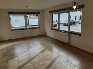 Nabij het station en op wandelafstand van winkels bevindt zich dit gelijkvloerse hoekappartement, waar licht en ruimte optimaal tot hun recht komen.<br /><br />De indeling is als volgt : een aangename leefruimte met aansluitend een eigentijdse keuken. Naast de keuken bevindt zich een praktische, aparte berging.<br />Verder beschikt het appartement over twee volwaardige slaapkamers.<br />De badkamer is uitgerust met een bad en een meubel, en er is een afzonderlijk gastentoilet aanwezig.<br /><br />Vaste kosten: €65 per maand.<br /><br />Kortom, een uitstekende prijs-kwaliteitverhouding!