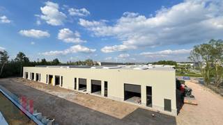 Duurzame KMO-unit van 820 m², samenvoegbaar tot een totale oppervlakte van 2.460 m², te koop.De site is strategisch gelegen vlak bij het...