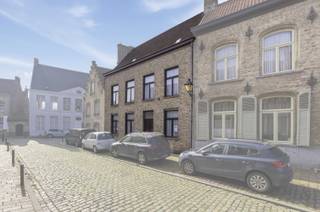 Te koop: gezellige gesloten woning in de Zwarte Nonnenstraat, middenin het historische karakter van Veurne.Deze woning biedt een praktische indeling...