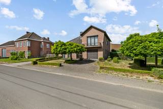 In het landelijke Alken, op Musstraat 12, bevindt zich deze unieke open bebouwing met achterliggende fruitloodsen en landbouwgronden gelegen op 1,1 hectare. Dit goed onderhouden geheel omvat een woning met een bewoonbare oppervlakte van 274 m², ruime bedrijfsinfrastructuur (1700m2) en landbouwgrond met fruitaanplantingen.<br /><br />De woning, gebouwd in 1981, is instapklaar en beschikt over een inkomhal, een lichtrijke leefruimte met aansluitende keuken, een praktische was- en bergplaats met maatkasten, een veranda, een badkamer met ligbad en douche, en een ruime inpandige garage met automatische poort. Op de eerste verdieping bevinden zich vier slaapkamers, waarvan één met ingebouwde kasten, een aparte dressing, een toilet en een zolderruimte.<br />De woning is hoofdzakelijk voorzien van dubbele beglazing, rolluiken, dak- en gevelisolatie, wat resulteert in een uitstekende energiescore van 64 kWh/m².<br /><br />Achter de woning liggen verzorgde loodsen met een totale nuttige oppervlakte van meer dan 1.700 m², uitgerust met koelcellen en alle nodige voorzieningen voor de verdere uitbating van een fruitteeltbedrijf. Het geheel is perfect onderhouden en klaar voor gebruik. Er zijn tevens zonnepanelen voorzien met een opbrengst van 31.200 Wp.<br /><br />Buitengewone kenmerken:<br />- Volledig uitgeruste fruitteeltinfrastructuur <br />- Instapklaar voor professionele uitbating<br />- Meer dan 1.700 m² aan bedrijfsgebouwen, inclusief goed onderhouden loodsen en koelcellen<br />- Circa 1,1 hectare met aangeplante fruitbomen<br />- Alle nutsvoorzieningen en technische installaties aanwezig voor agrarische exploitatie<br />- Perfect onderhouden bedrijfsgebouwen met directe aansluiting aan de woning<br />- Uitstekende logistieke mogelijkheden voor stockage, verwerking en distributie<br />- Zeldzame opportuniteit voor startende of uitbreidende land- of tuinbouwondernemers<br />- Ruime gezinswoning op het terrein – comfortabel wonen én werken op één locatie