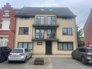<p>Licht appartement met terras in Sint-Jozef Rijkevorsel</p>
<p><strong>Beschrijving:</strong><br />Op de tweede verdieping van een kleinschalig gebouw in Sint-Jozef (Rijkevorsel) bevindt zich dit verzorgde appartement. De ligging is rustig maar toch nabij het centrum en biedt een vlotte verbinding richting Hoogstraten en Turnhout. De indeling omvat een inkomhal met gastentoilet, een lichtrijke leefruimte met open keuken, een badkamer met douche, een ruime slaapkamer en een aparte wasplaats. Via het schuifraam in de leefruimte bereik je het aangename terras, waar het prettig vertoeven is. Een garage op het gelijkvloers biedt extra comfort. Het gebouw beschikt niet over een lift, wat de gemeenschappelijke kosten beperkt houdt. Een praktisch en aangenaam appartement op een gunstige locatie, ideaal voor wie rustig wil wonen met alle voorzieningen binnen handbereik</p>