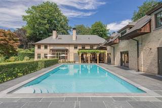 <p><span>Dit royale landhuis is gelegen op een ruim perceel van ruim 1 Ha met alle rust en privacy. De aangelegde parktuin biedt u een tennisterrein, ruime terrassen, verwarmd buitenzwembad etc. </span></p><p><span>Een uniek eigendom met vele mogelijkheden!</span></p><p><span> </span></p><p><span>Indeling</span></p><p><span>U betreedt de villa middels de dubbele voordeur naar een prachtige inkomhal met vide, gastentoilet met handenwasser en vestiaireruimte. Toegang naar de leefruimte alsook een doorgang naar de eetkamer. De ruime eetkamer heeft een ronde raampartij aan de voorzijde van de villa. Mede dankzij deze vorm is de eetkamer een zeer sfeervolle ruimte waar u een prachtig diner kunt organiseren. Via de tweede gang bereikt u vanuit de eetkamer ondermeer de leefkeuken , bar alsook de familyroom en zij-inkom. </span></p><p><span>De living bestaat uit een ruime woonkamer met gigantische open haard en vide naar de nachthal. Dankzij deze indrukwekkende plafondhoogte beschikt deze leefruimte ook over zeer hoge raampartijen met prachtig lichtinval en schitterend zicht op de tuin. Een tweede gedeelte van de living is de televisiekamer met eveneens een open haard. Aansluitend toegang tot een mooi ingericht kantoor. </span></p><p><span>De royale leefkeuken is mogelijk de belangrijkste ruimte van deze villa. Centraal gelegen in de woning en bereikbaar zowel vanuit de living alsook via de gang naar de eetkamer. Deze royale leefkeuken met open haard werd ingericht met een prachtige maatwerk keuken in eik en is voorzien van alle toestellen waaronder een prachtig fornuis. Vanuit de keuken ook toegang tot de tuin en het aangrenzende overdekte terras.</span></p><p><span>Voorts nog een tweede kantoor of familyroom met aparte inkom, een bar of aperitiefruimte, zij-inkom met mudroom alsook een aparte wellness met kleedruimtes, sanitaire voorzieningen en een sauna, dit alles grenzend aan het terras bij het zwembad. </span></p><p><span> </span></p><p><span>Eerste verdieping</span></p><p><span>Bereikbaar middels twee trappen alsook een lift heeft deze villa een zeer ruime eerste verdieping met drie gedeeltes; twee kinder-afdelingen met steeds twee slaapkamers welke een badkamer delen, een polyvalente kamer ( vijfde slaapkamer of hobbyruimte) en een zeer royale mastersuite bestaande uit een ruime slaapkamer, volledig ingerichte dressingkamer en een luxe afgewerkte badkamer. De separate waskamer is ingericht met kasten en aansluitingen voor de toestellen.</span></p><p><span> </span></p><p><span>Tweede verdieping</span></p><p><span>Middels de lift bereikt u de polyvalente zolder. Deze zeer grote ruimte biedt u alle mogelijkheden voor het realiseren van bijkomende slaapkamers, kantoor aan huis, fitness, alle mogelijkheden dus!</span></p><p><span> </span></p><p><span>Kelder</span></p><p><span>Vanuit de keuken bereikt u de kelder alwaar u eerst de wijnkelder met degustatieruimte betreedt om vervolgens nog verschillende bergruimtes en technische ruimtes te kunnen bereiken.</span></p><p><span> </span></p><p><span>Garages</span></p><p><span>De villa beschikt momenteel niet over een garage, echter is er de mogelijkheid tot bouwen van een vrijstaand garagegebouw of carport. Tevens is er een nog een oude conciërgewoonst welke kan worden veranderd naar – of vervangen door een garagegebouw. </span></p><p><span> </span></p><p><span>Tuin en buitenruimtes</span></p><p><span>De aangelegde parktuin is volledig omheind en voorzien van een aparte inrijpoort en uitgang. De tuin is voorzien van tuinverlichting alsook een beregeningsinstallatie. Tennisterrein op gravelbodem, ruim verwarmd zwembad met automatisch roldek, bijgebouw of tuinberging. </span></p><p><span> </span></p><p><span>Bijzonderheden</span></p><p><span>Deze zeer ruime villa werd gebouwd met gebruik van hoogwaardige materialen en voorzien van moderne luxe en comfort. De woning beschikt over een uitgebreid alarmsysteem, domotica, etc. </span></p><p><span> </span></p><p><span>Meer inlichtingen via ons kantoor</span></p>