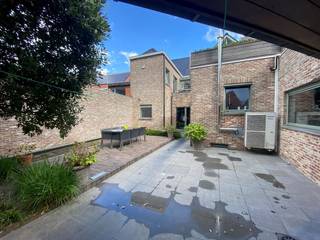 Deze prachtige eigendom combineert wonen en werken op een ideale locatie. Aan de voorzijde bevindt zich een ruime winkelruimte met...