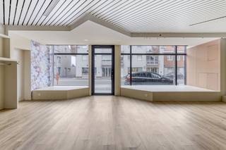 Découvrez cet espace commercial idéalement situé à la Stationsstraat 31 à Loppem, idéal pour diverses activités commerciales. D'une superficie...