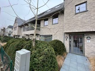 Dit aangename gelijkvloerse appartement omvat een inkomhal, een ruime woonkamer met zithoek en een open, volledig geïnstalleerde keuken,...