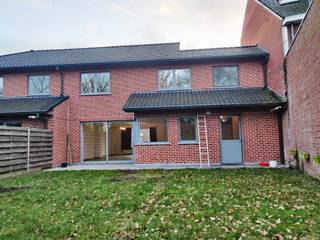 Mooie hedendaagse woning met 3 slaapkamers, ruime tuin en garage.Bestaat uit :* Gelijkvloers : inkom, apart toilet, ruime leefruimte, keuken,...