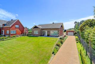 <p>Te koop: open bebouwing in Tielt-Winge, gelegen aan de Diestsesteenweg, in een groene en landelijke omgeving met vrij zicht.</p><p><br /></p><p>Bekijk de woning hier alvast volledig virtueel zowel binnen als buiten.</p><p><br /></p><p>Deze woning uit 1967 biedt een solide basis voor wie op zoek is naar ruimte en rust. Met een perceel van 1459 m² geniet je van een royale tuin, ideaal voor buitenactiviteiten of ontspanning. De ligging is bijzonder praktisch: nabij scholen, openbaar vervoer en invalswegen, waardoor zowel het dagelijkse leven als wooncomfort optimaal zijn. De woning beschikt over drie slaapkamers en één badkamer, en biedt mogelijkheden voor modernisering naar eigen smaak.</p><p><br /></p><p>Belangrijkste ruimtes:</p><p>• Woonkamer met veel lichtinval en toegang tot de veranda</p><p>• Keuken met dubbele spoelbak, keramische kookplaat, oven, koelkast, diepvries, microgolfoven en dampkap</p><p>• Drie slaapkamers</p><p>• Badkamer met douche en wastafel in meubel</p><p>• Berging met dubbele spoelbak</p><p>• Garage</p><p>• Kelder met ketelruimte</p><p>• Zolder</p><p>• Tuin (1459 m²) met vrij zicht</p><p><br /></p><p>Troeven:</p><p>• Ruim perceel van 1459 m² in groene, landelijke omgeving</p><p>• Praktische ligging nabij scholen, openbaar vervoer en invalswegen</p><p>• Vrij zicht en veel privacy</p><p><br /></p><p>Neem vandaag nog contact op met je ERA-makelaar voor een bezoek.</p><p><br /></p><p>JOUW DROOMHUIS. ZO GEVONDEN!</p>