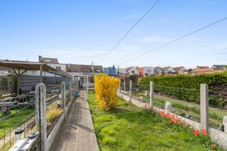 In een rustige en goed gelegen buurt vinden we deze op te frissen woning met veel potentieel en een uitzonderlijk groot perceel van 201 m². Dankzij de grote zonnige tuin is dit de ideale woning voor wie op zoek is naar ruimte en mogelijkheden om alles verder naar eigen smaak aan te passen.

Via een inkomhalletje kom je in de languitgerekte leefruimte. Aansluitend in het verlengde bevindt zich de open keuken, gevolgd door de badkamer en een apart toilet. Nog verder achteraan vinden we een praktische wasruimte en een extra ruimte die perfect kan dienen als berging, verandaruimte of zelf als derde slaapkamer. Door het smalle en diepe perceel ligt alles mooi achter elkaar, wat zorgt voor een verrassend ruime woning.

Op de eerste verdieping bevinden zich twee ruime slaapkamers. Daarboven is er nog een zolderruimte die ideaal is als extra opbergruimte.

Met een bewoonbare oppervlakte van 112 m² en een perceel van maar liefst 201 m² biedt deze woning enorm veel mogelijkheden voor wie op zoek is naar een woning met een grote tuin op een goede locatie. Een ideale kans voor wie ruimte, potentieel en een zonnige tuin belangrijk vindt.

👉 Plan nu je bezoek via jens@keyimmo.be of 0496 41 55 77 en ontdek deze kans in Blankenberge.