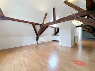 Dit charmante appartement in het hart van Brugge biedt een perfecte combinatie van comfort en functionaliteit. Met een bewoonbare oppervlakte van 68 m² is deze woning ruim en licht ingericht, ideaal voor zowel starters als alleenstaanden die op zoek zijn naar een gezellige woonruimte. De ligging zorgt voor een rustige leefomgeving terwijl alle stadsvoorzieningen binnen handbereik zijn.<br /><br />Het appartement beschikt over één ruime slaapkamer, die voldoende privacy en rust biedt. De moderne badkamer is volledig uitgerust en zorgt voor een prettig startpunt van de dag. Daarnaast is er een efficiënte indeling die het maximale uit de beschikbare ruimte haalt, met aandacht voor leefcomfort en praktische gebruiksmogelijkheden.<br /><br />Deze woning leent zich uitstekend voor mensen die willen wonen in een levendige stad als Brugge, met de voordelen van een comfortabele en goed onderhouden woonruimte. Een ideale kans om te investeren in een kwalitatieve en aantrekkelijke plek om thuis te komen.<br /><br />Kosten: €15,00 provisie A.O.