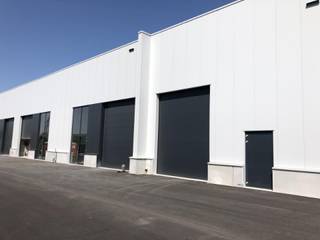 <p>Unité PME de 467 m² à louer à Aartselaar ! Cette unité bénéficie d’un emplacement de premier ordre le long de la Boomsesteenweg, idéalement située entre Anvers et Bruxelles. Elle est équipée d’une porte sectionnelle, d’une hauteur libre de 7 m, d’une alimentation électrique triphasée ainsi que de 5 emplacements de parking.</p>
<p>Disponible immédiatement !</p>
<p>En cas d’intérêt, contactez Structura.biz pour organiser une visite sur place.</p>