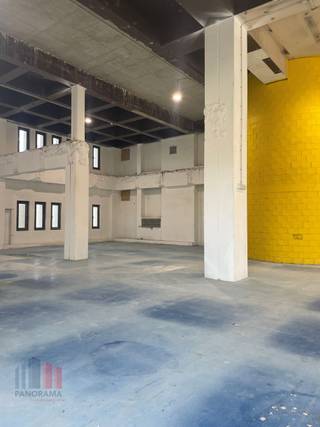 Fenomenaal gelegen KMO-unit van 520 m² te huur aan het knooppunt van de Ring met de A12, op de vroegere site van Douwe Egberts. De loods met een...