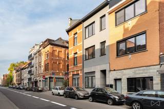 Ontdek deze instapklare en ruime studio met mezzanine, ideaal gelegen in het bruisende hart van Leuven.Dankzij de aparte, private inkom geniet je van...