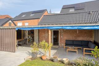 Gelegen in een mooie woonbuurt in het centrum van Borgloon, vind je deze verzorgde gezinswoning met tuin en garage. Winkels, scholen en sportvelden op wandelafstand.<br /><br />De woning werd door de jaren heen goed onderhouden en kreeg onder andere een volledig vernieuwd en geïsoleerd dak. Dankzij de zonnepanelen, de ruime zolderverdieping en de diepe tuin biedt deze woning een mooie basis voor wie op zoek is naar een woning met potentieel op een fijne locatie.<br /><br />Indeling gelijkvloers: <br />x inkomhal met trap naar de verdieping; <br />x doorlopende leefruimte; <br />x keuken met zicht op het binnenkoertje; <br />x badkamer met douche en voorzieningen voor wasmachine en droogkast; <br />x apart toilet; <br />x diepe garage naast de woning met ruimte voor twee wagens achter elkaar.<br />x bergruimte met doorgang naar terras en tuin.<br /><br />Verdieping: <br />x 3 slaapkamers, 2 ruime en 1 kleinere als slaapkamer, bureau of hobbyruimte; <br />x aparte kamer boven de keuken, leuke hobbykamer of extra slaapkamer;<br /><br />Zolderverdieping: <br />x bereikbaar via vaste trap; <br />x ruim ingericht zolderverdiep met Velux dakraam en extra raam in de voorgevel; <br />x ingericht keukentje aanwezig; <br /><br />Kelder: <br />Praktische kelderruimte onder het voorste gedeelte van de woning met de verwarmingsinstallatie.<br /><br />Buiten: <br />Achter de woning bevindt zich een ruim overdekt terras dat aansluit op de diepe, verzorgde tuin met siervijver; een aangename plek om te genieten van rust en buitenruimte.<br /><br />Extra troeven: <br />- Dak recent vernieuwd en goed geïsoleerd; <br />- 12 zonnepanelen aanwezig; <br />- PVC ramen met dubbele beglazing; <br />- Garage met veel bergruimte. <br />- Grote tuin met vijver. <br />- Woning met veel potentieel. <br /><br />Het huidige EPC label F kan verbeterd worden door het dak van de achterbouw extra te isoleren en de mazoutketel te vervangen door een condenserende gasketel.<br /><br />Op zoek naar een woning met ruimte, een tuin en mogelijkheden om ze naar eigen smaak verder te vernieuwen? Dan is dit pand zeker een bezoek waard.<br /><br />Maak telefonisch een afspraak voor bezichtiging op het nummer 012 23 00 23 of mail uw vragen aan roland@immo-leroi.be.