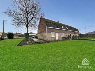 PLUSPUNTEN:<br />+ perceeloppervlakte: 765 m²<br />+ bewoonbare oppervlakte: 202 m² <br />+ 2 slaapkamers + extra polyvalente ruimte<br />+ renovatiekans met veel potentieel<br />+ rustige ligging<br />+ groene omgeving<br />+ hoevestijl<br />+ lot 4 van landmetersplan<br /><br />ALGEMEEN:<br />In de rustige en groene Lijsterstraat in Hamont-Achel vind je deze woning die uitblinkt in potentieel. Gelegen op een perceel van 765 m², vormt dit huis de ideale basis voor wie graag renoveert en een woning volledig naar eigen smaak wil omvormen. De landelijke omgeving zorgt voor een aangename woonbeleving, met veel rust en een gezellige dorpssfeer binnen handbereik.<br /><br />De woning beschikt vandaag over twee slaapkamers en een praktische indeling met leefruimte, keuken, badkamer, berging en een extra kamer op het gelijkvloers die perfect kan dienen als slaap- of hobbyruimte. De inpandige garage en bijkomende zolderruimte bieden extra opslag- en uitbreidingsmogelijkheden.<br /><br />Wat deze woning vooral bijzonder maakt, is het toekomstpotentieel: met de juiste renovatie creëer je hier een warme, persoonlijke thuis op een plek waar genieten van rust vanzelf gaat. Een mooie kans voor wie op zoek is naar een project met karakter, midden in het groen, maar toch dichtbij winkels, scholen en verbindingswegen.<br /><br />INDELING:<br />+0: inkomhal, woonkamer, eetkamer, keuken, berging, toilet, badkamer, garage, slaapkamer/extra eetkamer<br />+1: zolder, nachthal, 2 slaapkamers<br /><br />FINANCIERING:<br />Opgelet: voor woningen gelegen in België zijn enkel Belgische hypotheken mogelijk. Maak tijdig een afspraak zodat u zich op voorhand kan bevragen over de mogelijkheden.<br />Kandidaat-kopers die hun financiële plaatje al hebben voorbereid, wekken altijd meer vertrouwen.<br /><br />SUCCESVOL VERKOPEN?<br />Dankzij succesvolle transacties zijn wij steeds op zoek naar nieuw aanbod voor onze zoekende kandidaat-kopers en -huurders. Overweegt u te verkopen of te verhuren? Informeer vrijblijvend naar onze werkwijze.<br /><br />HOUD ME OP DE HOOGTE:<br />Niet gevonden wat u zocht? Schrijf u gratis in op onze website zodat u vrijblijvend op de hoogte wordt gebracht van nieuw aanbod: https://www.immosign-plus.be/nl/hou-me-op-de-hoogte/ .<br /><br />INFO & BEZOEK:<br />🔑 Een woning die je moet ervaren om volledig te waarderen.<br />Neem vandaag nog contact met ons op voor een bezichtiging en laat je betoveren door de charme van deze unieke eigendom. Contacteer ons op +32 89 87 03 67 of mail naar info@immosign-plus.be voor het maken van een vrijblijvende afspraak.