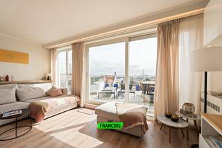 Deze lichtrijke penthouse is gelegen op de vijfde verdieping van een residentie die de afgelopen jaren grondig werd vernieuwd. Zo werden de gevel, het dak en de lift recent volledig aangepakt, wat bijdraagt aan het hedendaags comfort en de zorgeloze toekomst van het gebouw.<br /><br />Bij het betreden van het appartement komt u in de inkomhal, die toegang biedt tot een aangename, zonovergoten leefruimte. De absolute blikvanger is het ruime terras dat naadloos aansluit op de leefruimte. Dankzij de gunstige oriëntatie geniet u hier optimaal van de zon en een open zicht op het hinterland.<br /><br />Aansluitend bevindt zich de praktische keuken, uitgerust met de nodige toestellen. Momenteel is er een wijnfrigo voorzien, maar de aansluitingen voor het plaatsen van een vaatwasser zijn reeds aanwezig. Het appartement beschikt verder over twee volwaardige slaapkamers en een ruime badkamer met ligbad. Aan de achterzijde bevindt zich nog een tweede, royaal terras, wat extra buitenruimte en rust biedt.<br /><br />Op technisch vlak scoort dit appartement eveneens sterk: verwarming gebeurt via centrale verwarming op aardgas en het beschikt over een gunstige EPC-score B. De elektrische installatie is conform gekeurd.<br /><br />Tot slot zijn er nog extra troeven zoals een gemeenschappelijke fietsenberging en een privatieve kelderberging.<br /><br />Een ideale opportuniteit voor wie op zoek is naar een instapklaar penthouse met veel buitenruimte, op een topligging vlakbij zee.<br /><br />