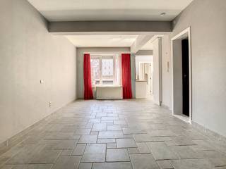 Vlot bereikbaar appartement gelegen in de Stuiverstraat te Oostende.Diverse handelszaken in de buurt (bakker, slager, supermarkt...) en dit...