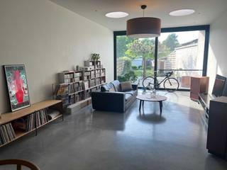 MOOI VERBOUWDE GEZINSWONING MET VEEL TROEVEN TUSSEN LEUVEN EN TIENENAchter de witgrijze voorgevel vind je deze ruime rijwoning in Kumtich, die...