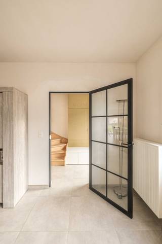 Instapklare &amp; energiezuinige halfopen woning, gelegen in een rustige straat, met 3 slaapkamers in hartje Handzame. Dit met een mooie aangelegde tuin + tuinhuis en uitzicht op groen in de achtertuin.<br /><br />Deze woning ligt dicht bij diverse nutsvoorzieningen zoals winkels, lagere school,… en ligt op +- 10 minuten fietsafstand van station Kortemark.<br /><br />De benedenverdieping is een ruime, lichtrijke leefruimte met open keuken en berging.<br />De bovenverdieping beschikt over 3 slaapkamers, badkamer met ligbad, inloopdouche, 2 wasbakken &amp; een apart toilet.<br /><br />De zolder werd omgevormd tot een bruikbare kamer met 2 veluxen voor maximaal daglicht. Deze heeft potentieel om om te vormen tot volwaardige extra ruimte met vaste laddertrap.<br /><br />De tuin is reeds afgewerkt met achteraan een overdekt zonneterras en aansluitend een tuinhuis met zadeldak, die de optie voor extra berging biedt.<br />