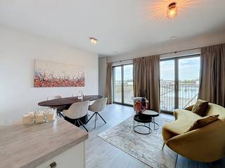 Recent <strong>één slaapkamer appartement</strong> (ca. 57m2) met <strong>terras </strong>(ca. 8m2) en vrij uitzicht op de jachthaven. Het moderne gebouw is opgetrokken rond een prachtige gemeenschappelijke binnentuin. Aan de straatzijde heb je een schitterend uitzicht op het Kempisch dok met op de kop het nieuw ZNA ziekenhuis.<br />Naar de Delhaize ga je gewoon te voet en via het vernieuwde Schengenplein. <br /><br /><strong>Indeling: </strong><br />Inkomhal met aparte wc; berging, woonkamer op open keuken op parkettegel; terras; aparte slaapkamer met inbouwkast; badkamer.<br />De aanwezige verlichting hoort bij het appartement.<br /><br /><strong>Bijzonderheden:</strong>
<ul>
<li>Ondergrondse <strong>autostaanplaats verplicht mee te huren</strong> aan € 100,-/mnd<strong>.</strong> </li>
<li>Private kelderberging en gemeenschappelijke fietsenberging.</li>
<li>Provisie alg kosten: € 150,-/mnd, inclusief provisie verwarming. Elektriciteit en verwarming privé te betalen.</li>
<li>Beschikbaar op 1 januari 2026 (of vroeger in onderling overleg met de huidige huurder).</li>
</ul>