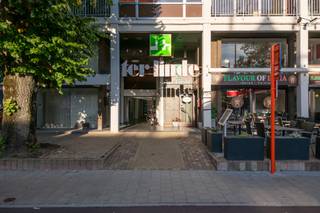 <p>Aan de Mechelsesteenweg 7 in Mortsel ligt dit uitzonderlijk ruime appartement op de eerste verdieping van residentie Ter Linde. Het gebouw dateert van 1976, is goed onderhouden en ligt midden in het commerciële centrum van Mortsel. Met een bruikbare oppervlakte van 175 m², vier slaapkamers en twee terrassen krijg je hier veel ruimte voor je budget.</p>
<p>Het appartement is wel aan een grondige renovatie toe. De afwerking is gedateerd: keuken, badkamer, vloeren en muren vragen allemaal een vernieuwing. Wie die stap zet, kan de ruimte volledig naar eigen smaak indelen en afwerken.</p>
<p>De buurt</p>
<p>Je woont hier in het hart van Mortsel. Winkels, horeca, scholen en het openbaar vervoer liggen in de nabijheid, en de grote verbindingswegen zijn vlot bereikbaar.</p>
<p>Indeling</p>
<p>Vanuit de inkomhal kom je in de leefruimte van circa 80 m². Ze heeft een visgraatparket, sierlijsten aan het plafond en vloerconvectoren langs de ramen. Grote raampartijen langs twee zijden en brede schuiframen naar het voorterras zorgen voor veel daglicht. De ruimte is zo groot dat er zelfs nog een vijfde slaapkamer bij kan.</p>
<p>De open keuken sluit aan op de leefruimte via een bar en heeft een tegelvloer. Ook vanuit de keuken stap je rechtstreeks het terras op.</p>
<p>In het nachtgedeelte liggen vier slaapkamers van 7,5, 9,5, 11 en 13,5 m². De grootste slaapkamer heeft een wand met ingebouwde kasten en een deur naar het achterterras.</p>
<p>De ruime badkamer is voorzien van een ligbad, een aparte douche, twee lavabo's en een toilet. Daarnaast is er een berging met lavabo en een tweede toilet, handig als wasplaats.</p>
<p>Buiten</p>
<p>Het appartement heeft twee terrassen. Het voorterras, bereikbaar vanuit de leefruimte en de keuken, kijkt uit over de groene middenberm en de bomen van de Mechelsesteenweg. Het achterterras ligt aan de rustige achterkant van het gebouw en kijkt uit op hoge bomen en groen.</p>
<p>Technisch</p>
<p>Het appartement heeft aluminium schrijnwerk met deels dubbele en deels enkele beglazing. De verwarming gebeurt via een collectieve centrale verwarming op gas. Ondanks de nodige renovatie haalt het appartement al een EPC-label B. De elektrische installatie is niet conform en moet bij de renovatie vernieuwd worden.</p>
<p>Gebouw en kosten</p>
<p>De lift werd reeds vernieuwd en het dak van het gebouw is geïsoleerd volgens de huidige normen. De vaste kosten bedragen ongeveer € 375 per maand. Daarin zitten de provisie voor verwarming en water, de syndicus, de verzekering van het gebouw, het onderhoud en de verlichting van de gemeenschappelijke delen, het onderhoud van de lift en het reservefonds.</p>
<p>Troeven: 175 m² bruikbare oppervlakte, leefruimte van 80 m², 4 slaapkamers met optie op een vijfde, terras aan voor- en achterzijde, vernieuwde lift, geïsoleerd dak, EPC-label B, centrale ligging in Mortsel.</p>
<p>EPC: 135 kWh/m².jaar, Asbestattest: asbestveilig Elektrische installatie: niet conform Overstromingsgevoeligheid: P-score klasse B, G-score klasse A Stedenbouwkundige info: [vergunningstoestand, bestemming, dagvaarding, voorkooprecht, verkavelingsvergunning]</p>
<p>Interesse? Contacteer ons voor een bezoek</p>