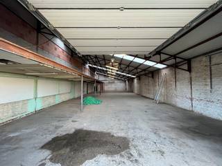 Loods van ca. 342m² op centrale ligging te IzegemSpecificaties:- mezzanine van ca. 75m² waarop gestockeerd kan worden - betonvloer- hoogte van ca. 3,4m tot 6m- wasbak- elektrische toegangspoort- geïsoleerd dak (10 cm dikte) voorzien van lichtstraten- voorzien van 4 parkeerplaatsenRuime toegang tot de loods via gemeenschappelijke koer.Geschikt voor stockage.Bent u op zoek naar bedrijfsvastgoed te huur in Izegem? Aarzel dan niet om ons te contacteren op het nummer 051 21 22 23.